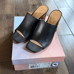 Lisa Vicky NWT Black Leather Block Heel‎ Mules Size 7 or 7.5